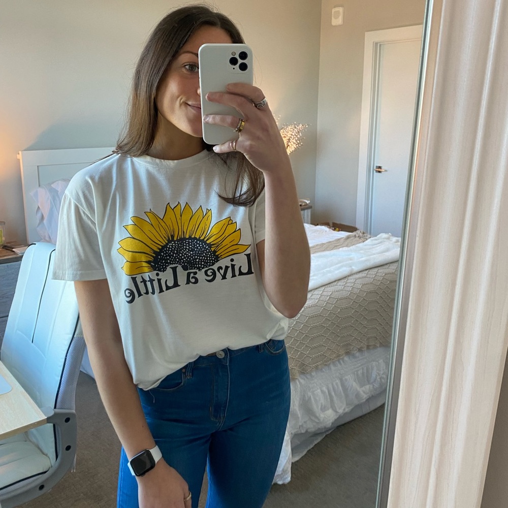 Graphic Tee Sun Flower “Live a little”- Size Small